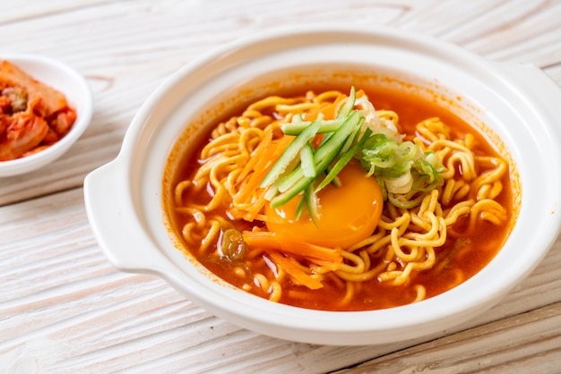 Spaghetti istantanei coreani piccanti con uovo, verdura e kimchi