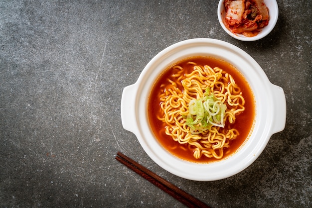 Photo korean spicy instant noodles with kimchi