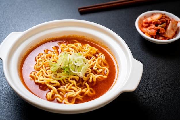 Spaghetti istantanei coreani piccanti con kimchi