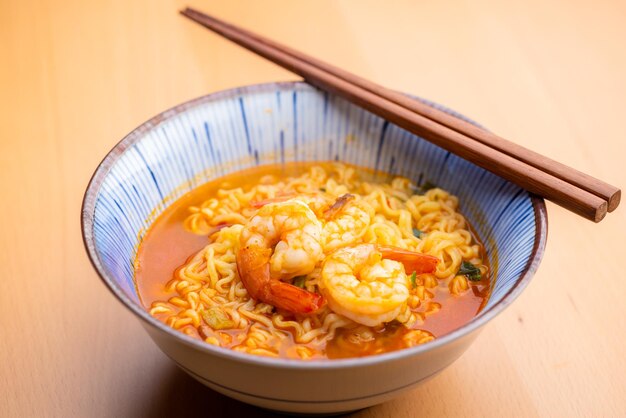 Photo korean spicy instant noodles with shrimp bowl