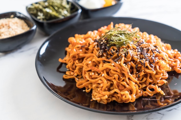 korean spicy instant noodles 