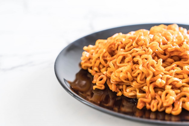 korean spicy instant noodles 