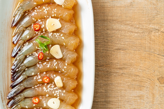 韓国風ピクルスエビまたは韓国醤油漬けエビ-アジア料理スタイル
