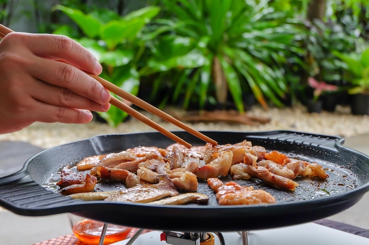Photo 韓国の伝統的なグリル bbq 料理 ゴチョウジャンと豚の首を加えたサムギュプサル豚肉