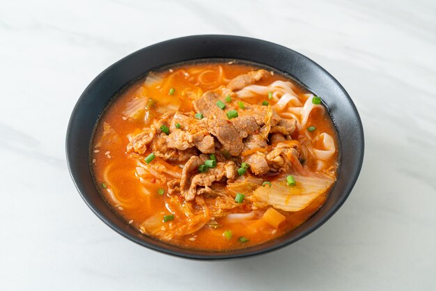 Tagliatelle coreane di ramen udon con maiale in zuppa di kimchi - stile asiatico