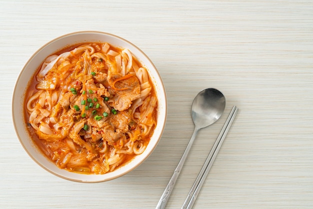 キムチスープに豚肉を入れた韓国うどんラーメン-アジア料理スタイル
