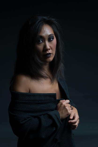 暗い背景の韓国の女性の肖像画のプロフィール