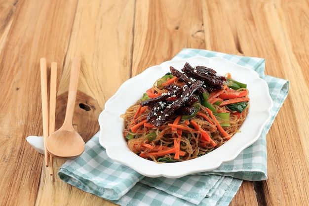 KoreanFfood Roergebakken Rundvlees en Glasnoedels Met Groente Japchae Gegarneerd Met Sesamzaad