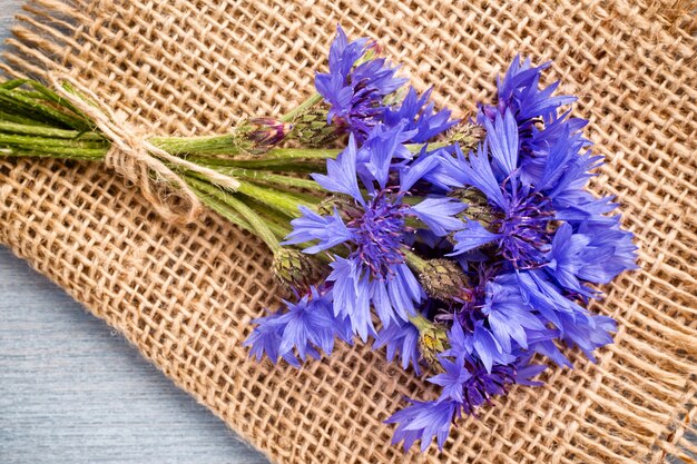 Korenbloem op houten achtergrond. studiofotografie. eco bloemen.