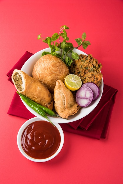 Koriander of Kothimbir vada, Samosa, Kachori, Daal Vada zijn favoriete Indiase theetijdsnacks. selectieve focus