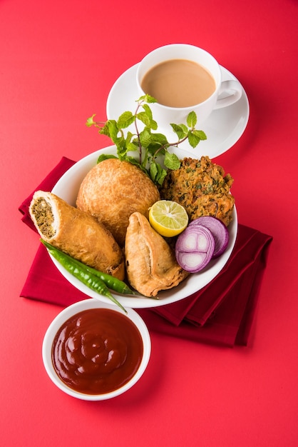 Koriander of Kothimbir vada, Samosa, Kachori, Daal Vada zijn favoriete Indiase theetijdsnacks. selectieve focus