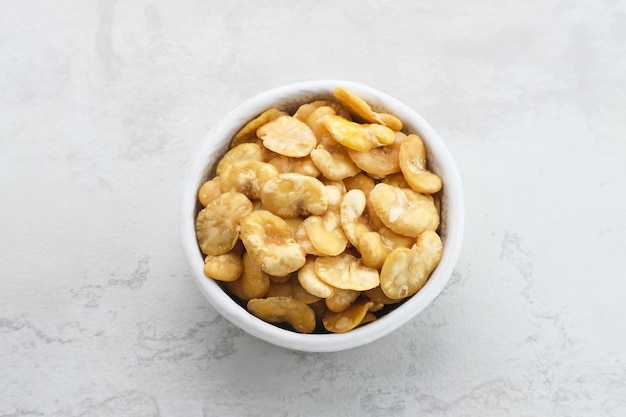 Бобы коро Kacang Koro или Kacang Parang, тип бобовых, содержат белок индонезийской закуски.
