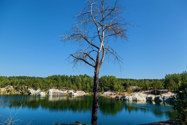 Korostyshevsky-steengroeve overstroomde granietgroeve aan de rand van de stad Korostyshev in de regio Zjytomyr, een toeristische attractie. Hier werden labradoriet, gabbro en grijs graniet gewonnen. Landschap uit