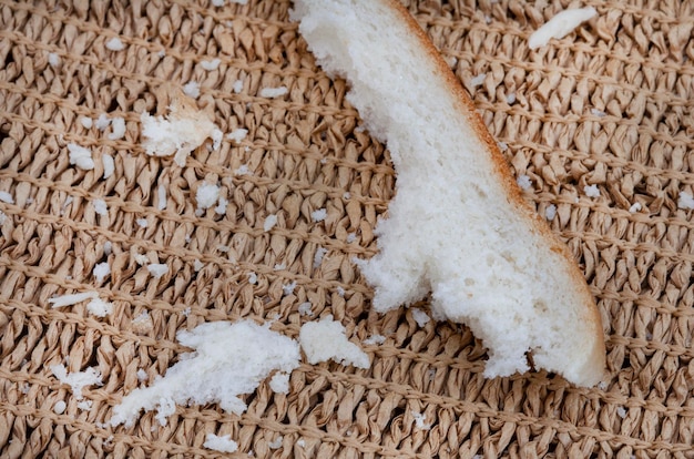 Foto korsten en kruimels van stukjes wit brood als voedselzekerheid en tekorten dreigen