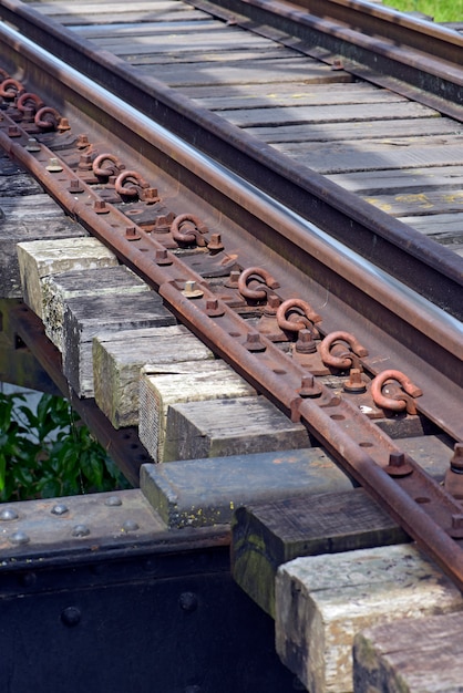 Foto kort spoorwegsegment, met accent voor rails, grendels en dwarsliggers