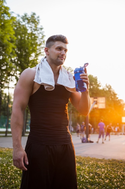 Korte pauze sport training buiten vitamine drankje concept. speciale sportdrank. levensstijl van actieve mensen