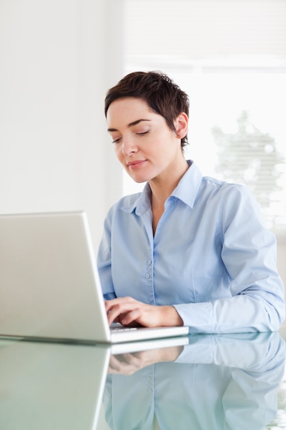 Kortharige onderneemster met laptop