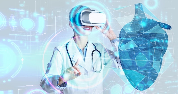 Kortharige vrouw arts die hologram van hart aanraakt met behulp van vr-headset