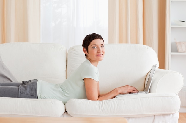 Kortharige vrouw met een laptop