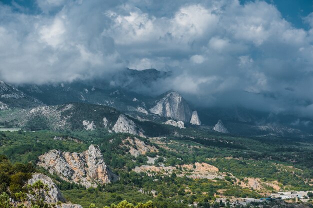 Koshka Rock op glanzende zee achtergrond. Simeiz-stad, Krim, Rusland