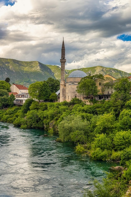 Koski mehmed-moskee en neretva-rivier in de beroemde stad mostar, bosnië en herzegovina