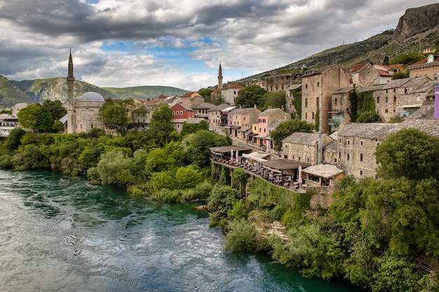 Koski mehmed-moskee en neretva-rivier in de beroemde stad mostar, bosnië en herzegovina