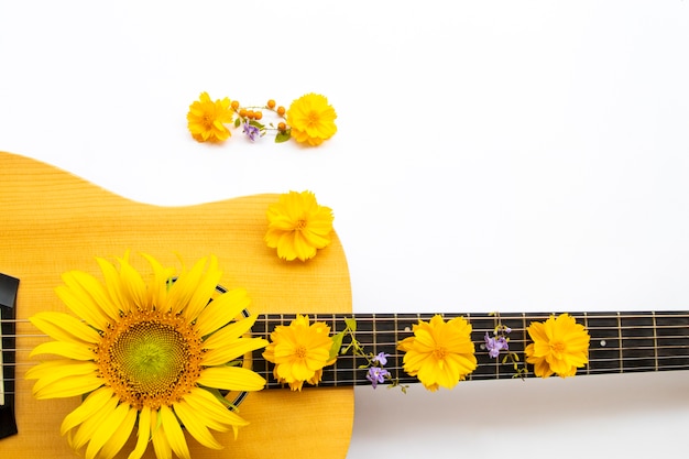 Kosmos, zonnebloemen op akoestische gitaar
