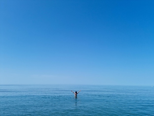 Kostbaar beeld van een vrouw in de uitgestrektheid van de oceaan