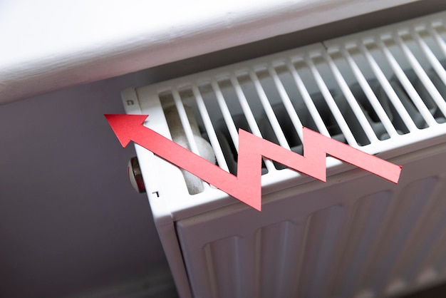 Foto kosten van levensonderhoud crisis rode toenemende pijl op een radiator stijgende kosten van energie en rekeningen