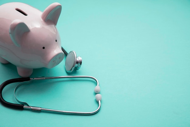 Kosten van spaarvarken in de gezondheidszorg met een stethoscoop van een arts