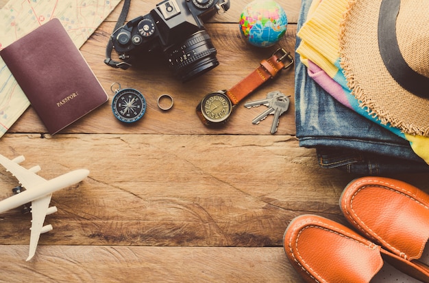 Kostuums voor reisaccessoires. Paspoorten, bagage, de kosten van reisplannen die voor de reis zijn voorbereid