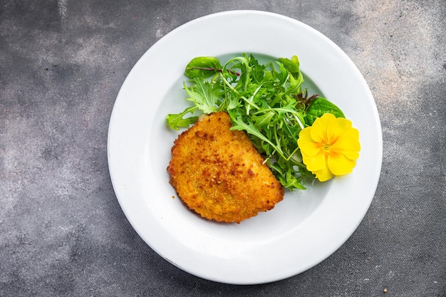 kotelet cordon bleu kippenvlees, kaas, spek gezonde maaltijd voedsel snack op tafel kopie ruimte