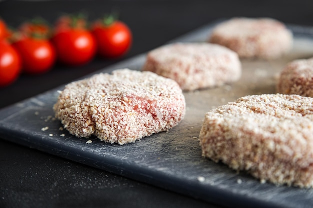 kotelet rauw gehakt varkensvlees rundvlees lam kip vers paneermeel koteletten maaltijd voedsel snack dieet