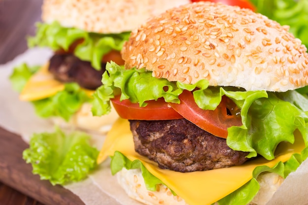 Kotelet sandwiches kaas en tomaten op een houten achtergrond