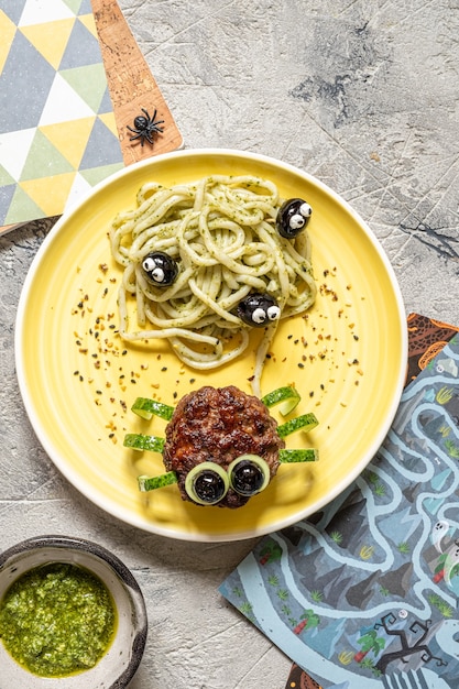 Kotelet ziet eruit als een spin met pesto-pasta voor Halloween