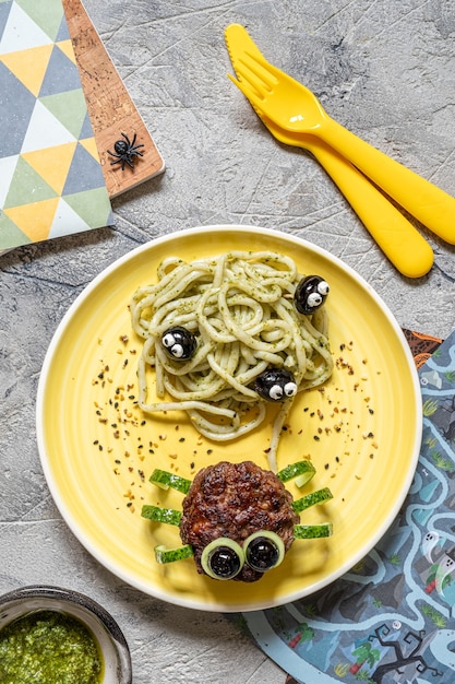 Kotelet ziet eruit als een spin met pesto-pasta voor Halloween