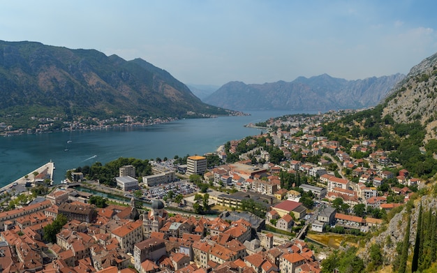 Baia di kotor e porto visti dall'alto in estate montenegro