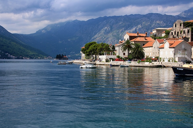 夏のコトル湾と旧市街の美しい風景。モンテネグロ。