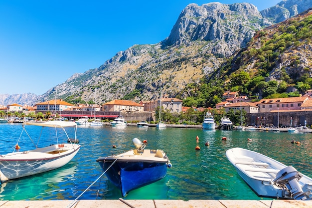 Пристань для яхт Котора с лодками и яхтами, прекрасный вид на гавань, Черногория.