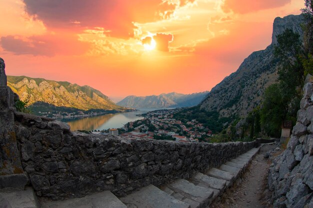 Kotor montenegro de baai van kotor is een van de mooiste plaatsen aan de adriatische zee.