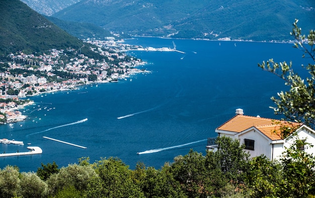 Kotor stad en baai schilderachtig uitzicht in Montenegro van bovenaf geweldig luchtpanorama op Adriatische Zee stad...