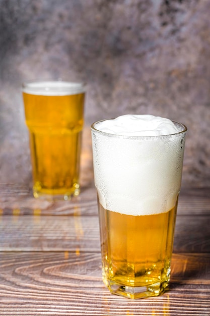 Foto koud ambachtelijk licht bier giet uit fles op houten tafel