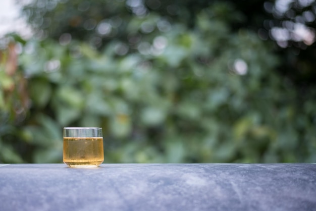 Koud bier geserveerd in kruiken op de natuurlijke achtergrond