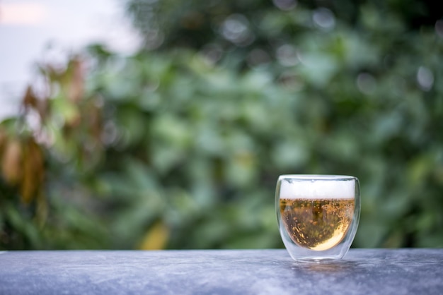 Koud bier geserveerd in kruiken op de natuurlijke achtergrond