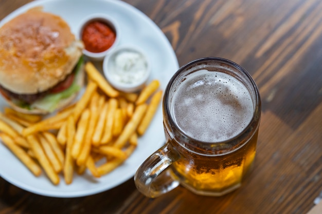 Koud biertje en heerlijke hamburger