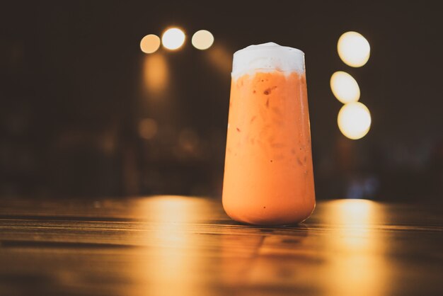 Koud drankje met witte melkthee, gezonde drank, verfrissing met vers ijs, Aziatische voedselachtergrond van heerlijk bruin zoet lekker in de zomer