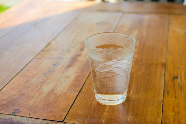 Koud drinkwater en ijs in het glas