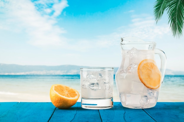 Koud en vers gemaakte limonade met ijs op een tropisch strand