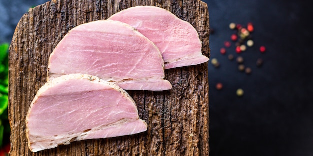 koud gekookt varkensvlees plak heerlijk vlees klaar om te koken en te eten