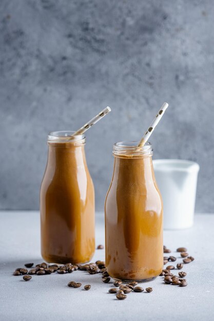 Foto koud gezette espressokoffie in hoge glazen met rietje cocktail koude ijskoffie